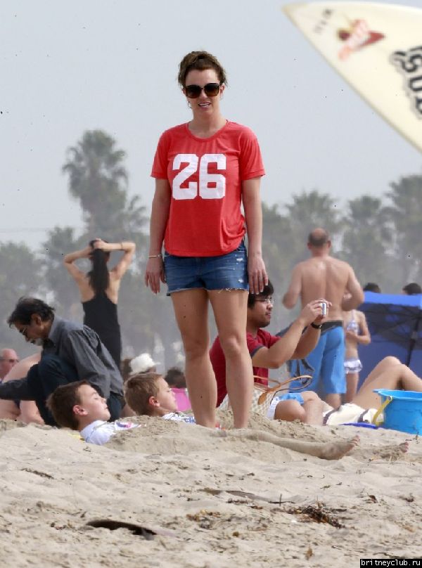 Бритн с Шоном и Джейденом на пляже в Санта-Барбаре10.jpg(Бритни Спирс, Britney Spears)