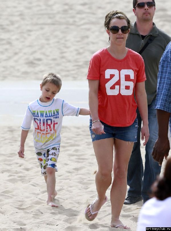 Бритн с Шоном и Джейденом на пляже в Санта-Барбаре12.jpg(Бритни Спирс, Britney Spears)