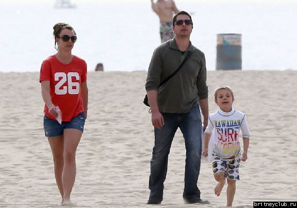 Бритн с Шоном и Джейденом на пляже в Санта-Барбаре14.jpg(Бритни Спирс, Britney Spears)