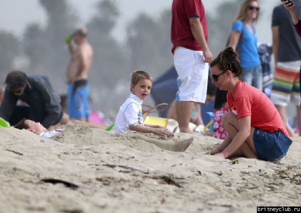 Бритн с Шоном и Джейденом на пляже в Санта-Барбаре15.jpg(Бритни Спирс, Britney Spears)