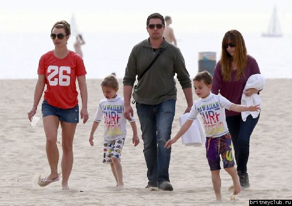 Бритн с Шоном и Джейденом на пляже в Санта-Барбаре18.jpg(Бритни Спирс, Britney Spears)