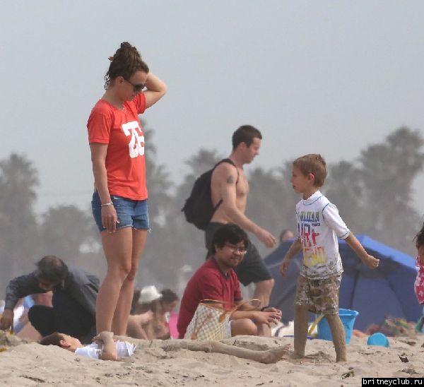 Бритн с Шоном и Джейденом на пляже в Санта-Барбаре26.jpg(Бритни Спирс, Britney Spears)