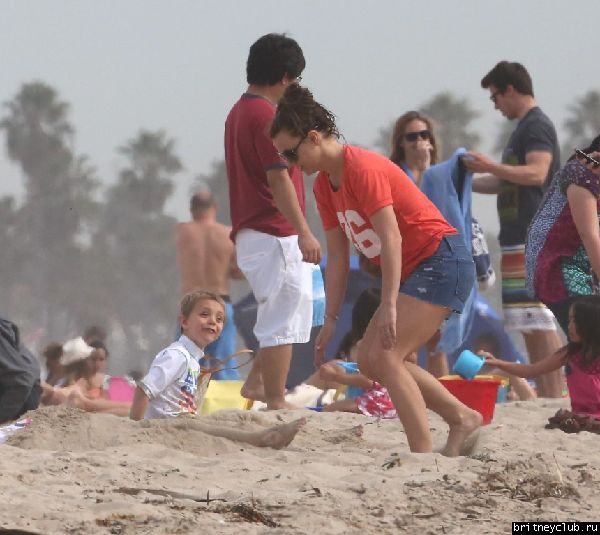 Бритн с Шоном и Джейденом на пляже в Санта-Барбаре27.jpg(Бритни Спирс, Britney Spears)