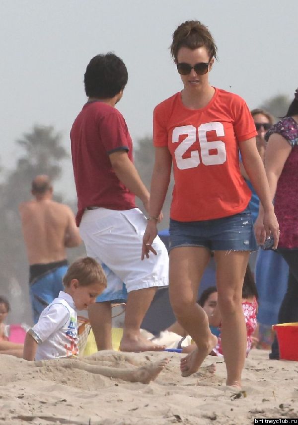 Бритн с Шоном и Джейденом на пляже в Санта-Барбаре29.jpg(Бритни Спирс, Britney Spears)