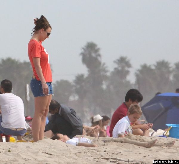 Бритн с Шоном и Джейденом на пляже в Санта-Барбаре34.jpg(Бритни Спирс, Britney Spears)
