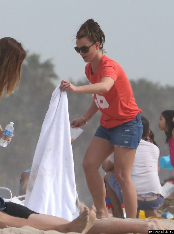 Бритн с Шоном и Джейденом на пляже в Санта-Барбаре35.jpg(Бритни Спирс, Britney Spears)