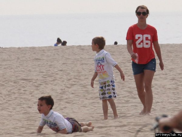 Бритн с Шоном и Джейденом на пляже в Санта-Барбаре36.jpg(Бритни Спирс, Britney Spears)