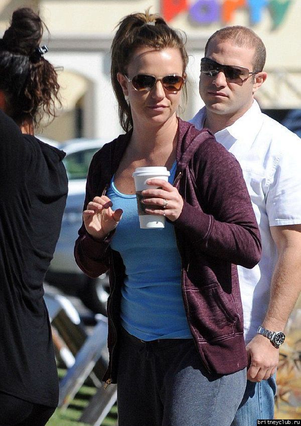 Бритни проводит время в Лос-Анджелесе39.jpg(Бритни Спирс, Britney Spears)