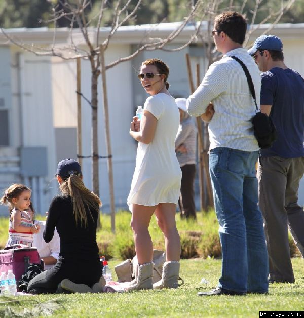Бритни с сыновьями в Woodland Hills25.jpg(Бритни Спирс, Britney Spears)