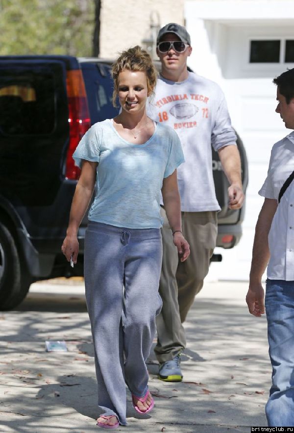 Бритни и Дэвид в Калабасасе16.jpg(Бритни Спирс, Britney Spears)