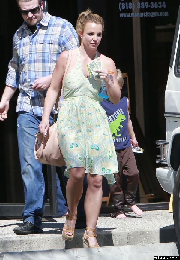 Бритни забирает сыновей из спортивной школы Monarch07.jpg(Бритни Спирс, Britney Spears)