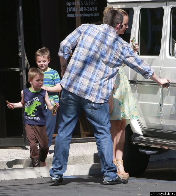 Бритни забирает сыновей из спортивной школы Monarch22.jpg(Бритни Спирс, Britney Spears)