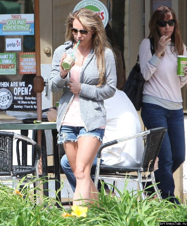 Бритни посетила Starbucks в Togo’s05.jpg(Бритни Спирс, Britney Spears)