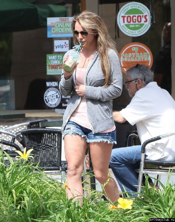 Бритни посетила Starbucks в Togo’s06.jpg(Бритни Спирс, Britney Spears)