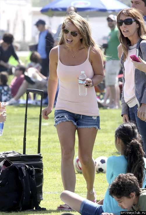 Бритни на футбольном матче Шона и Джейдена в Woodland Hills01.jpg(Бритни Спирс, Britney Spears)