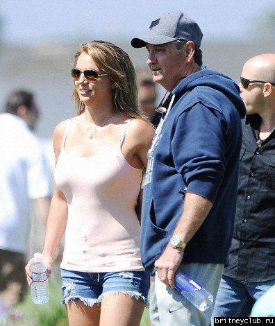 Бритни на футбольном матче Шона и Джейдена в Woodland Hills03.jpg(Бритни Спирс, Britney Spears)