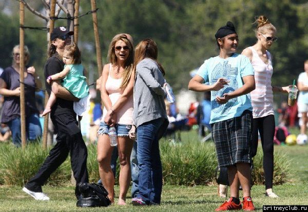Бритни на футбольном матче Шона и Джейдена в Woodland Hills15.jpg(Бритни Спирс, Britney Spears)