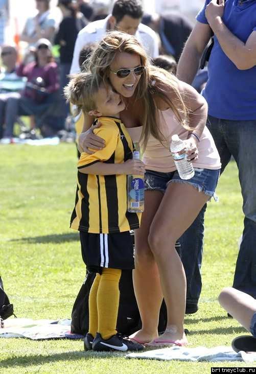 Бритни на футбольном матче Шона и Джейдена в Woodland Hills17.jpg(Бритни Спирс, Britney Spears)
