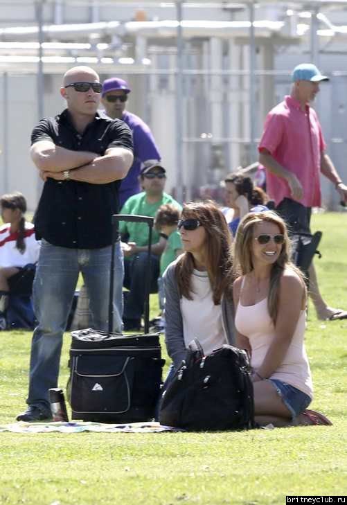 Бритни на футбольном матче Шона и Джейдена в Woodland Hills18.jpg(Бритни Спирс, Britney Spears)