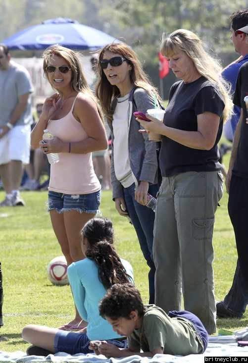Бритни на футбольном матче Шона и Джейдена в Woodland Hills21.jpg(Бритни Спирс, Britney Spears)