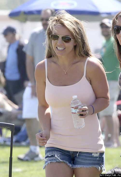 Бритни на футбольном матче Шона и Джейдена в Woodland Hills23.jpg(Бритни Спирс, Britney Spears)