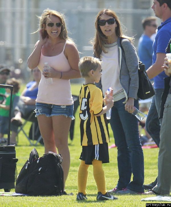 Бритни на футбольном матче Шона и Джейдена в Woodland Hills24.jpg(Бритни Спирс, Britney Spears)
