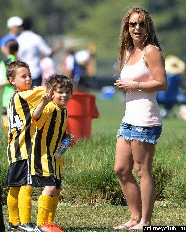 Бритни на футбольном матче Шона и Джейдена в Woodland Hills25.jpg(Бритни Спирс, Britney Spears)