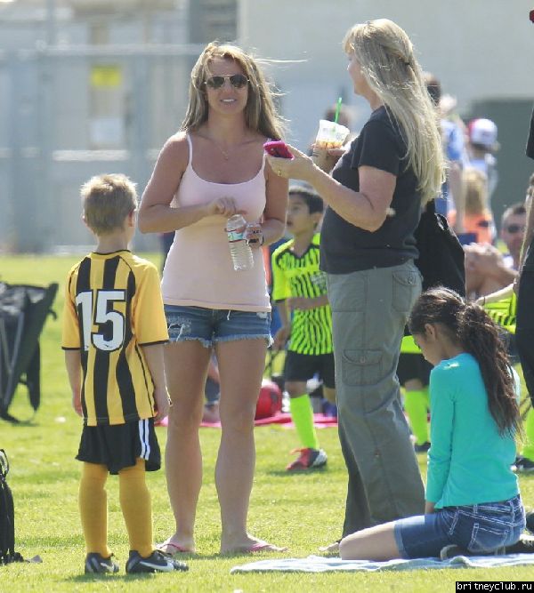 Бритни на футбольном матче Шона и Джейдена в Woodland Hills30.jpg(Бритни Спирс, Britney Spears)