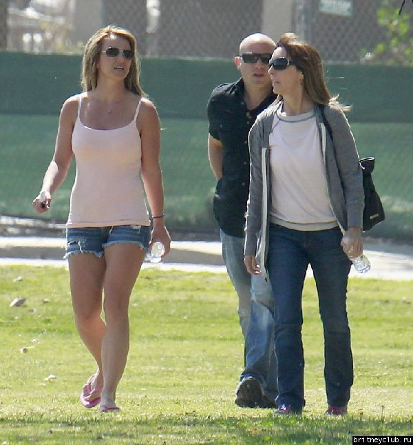 Бритни на футбольном матче Шона и Джейдена в Woodland Hills32.jpg(Бритни Спирс, Britney Spears)
