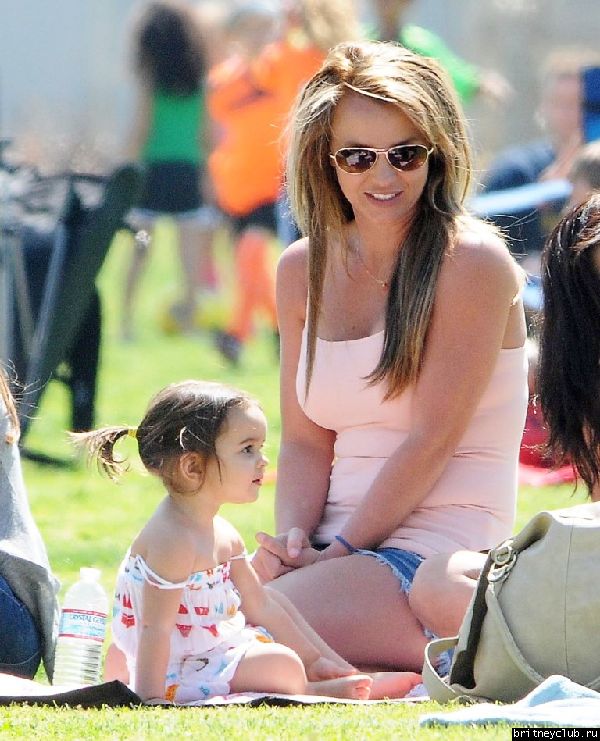 Бритни на футбольном матче Шона и Джейдена в Woodland Hills33.jpg(Бритни Спирс, Britney Spears)