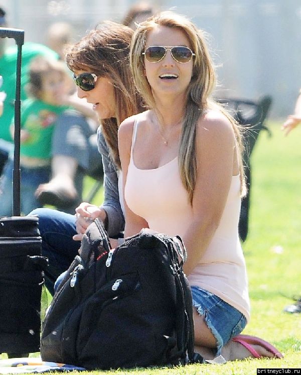Бритни на футбольном матче Шона и Джейдена в Woodland Hills34.jpg(Бритни Спирс, Britney Spears)