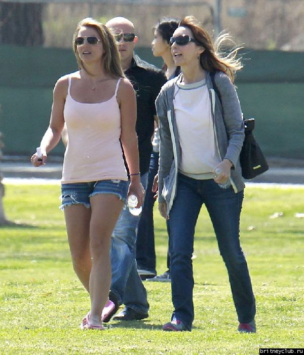 Бритни на футбольном матче Шона и Джейдена в Woodland Hills35.jpg(Бритни Спирс, Britney Spears)
