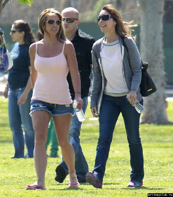 Бритни на футбольном матче Шона и Джейдена в Woodland Hills36.jpg(Бритни Спирс, Britney Spears)