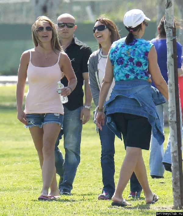 Бритни на футбольном матче Шона и Джейдена в Woodland Hills38.jpg(Бритни Спирс, Britney Spears)
