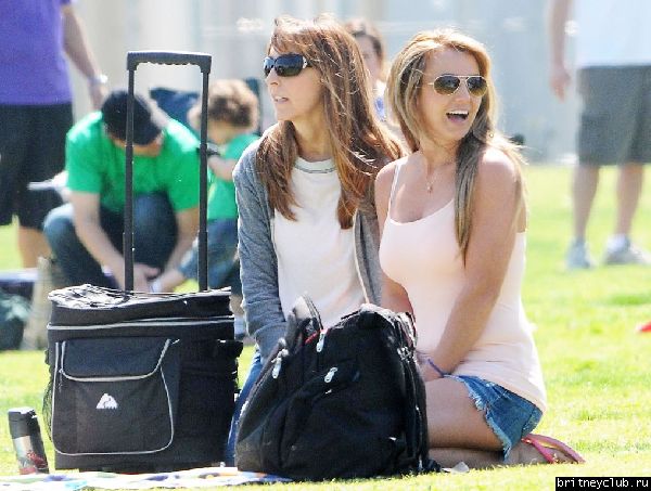 Бритни на футбольном матче Шона и Джейдена в Woodland Hills42.jpg(Бритни Спирс, Britney Spears)
