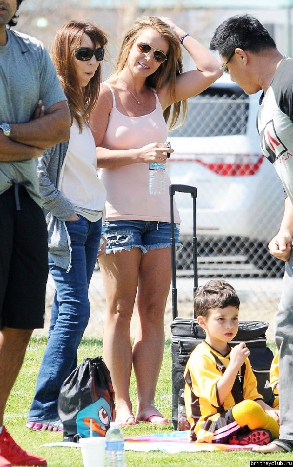 Бритни на футбольном матче Шона и Джейдена в Woodland Hills44.jpg(Бритни Спирс, Britney Spears)