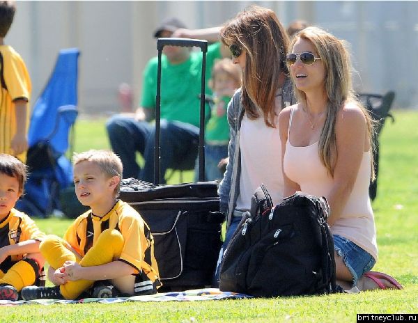 Бритни на футбольном матче Шона и Джейдена в Woodland Hills51.jpg(Бритни Спирс, Britney Spears)