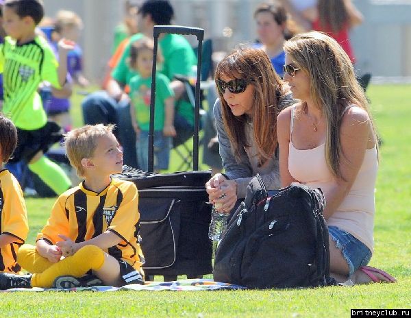 Бритни на футбольном матче Шона и Джейдена в Woodland Hills53.jpg(Бритни Спирс, Britney Spears)