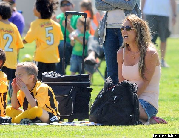 Бритни на футбольном матче Шона и Джейдена в Woodland Hills54.jpg(Бритни Спирс, Britney Spears)