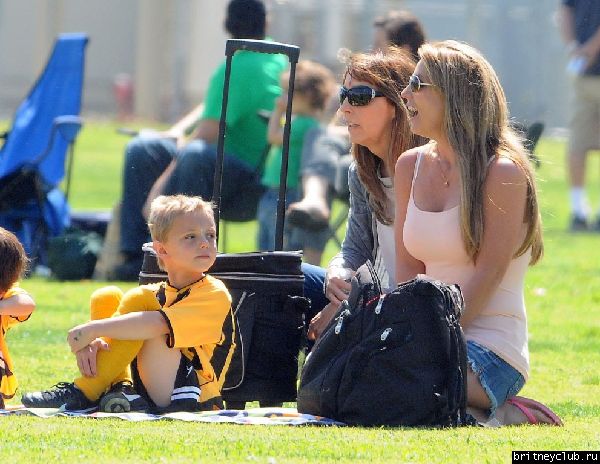 Бритни на футбольном матче Шона и Джейдена в Woodland Hills55.jpg(Бритни Спирс, Britney Spears)