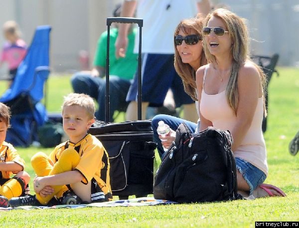 Бритни на футбольном матче Шона и Джейдена в Woodland Hills56.jpg(Бритни Спирс, Britney Spears)