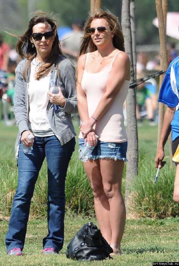 Бритни на футбольном матче Шона и Джейдена в Woodland Hills57.jpg(Бритни Спирс, Britney Spears)