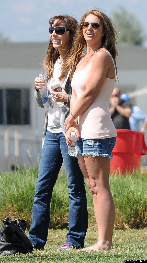 Бритни на футбольном матче Шона и Джейдена в Woodland Hills58.jpg(Бритни Спирс, Britney Spears)