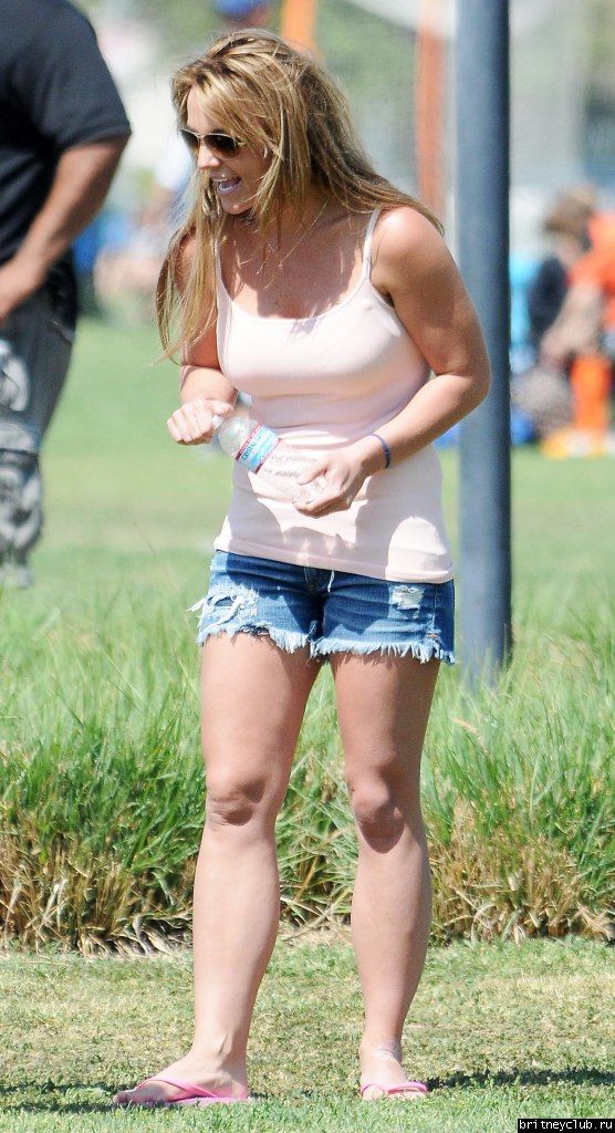 Бритни на футбольном матче Шона и Джейдена в Woodland Hills59.jpg(Бритни Спирс, Britney Spears)