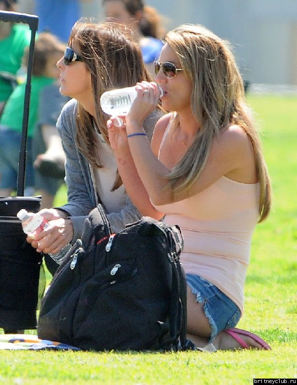 Бритни на футбольном матче Шона и Джейдена в Woodland Hills60.jpg(Бритни Спирс, Britney Spears)