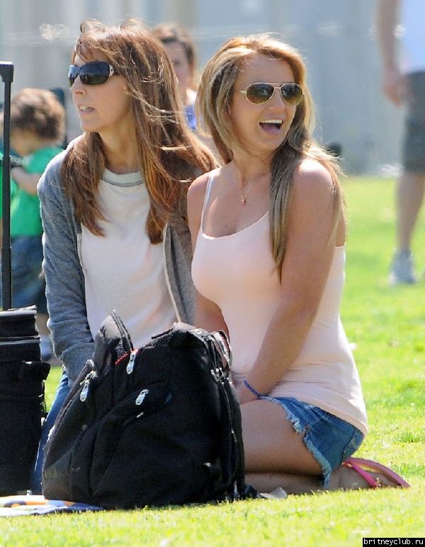 Бритни на футбольном матче Шона и Джейдена в Woodland Hills61.jpg(Бритни Спирс, Britney Spears)