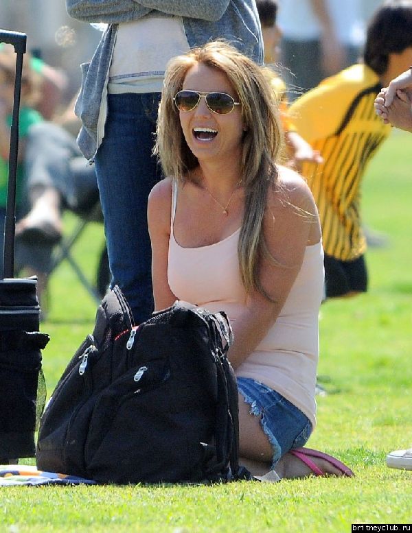 Бритни на футбольном матче Шона и Джейдена в Woodland Hills62.jpg(Бритни Спирс, Britney Spears)
