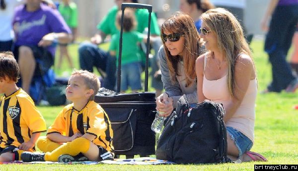 Бритни на футбольном матче Шона и Джейдена в Woodland Hills75.jpg(Бритни Спирс, Britney Spears)