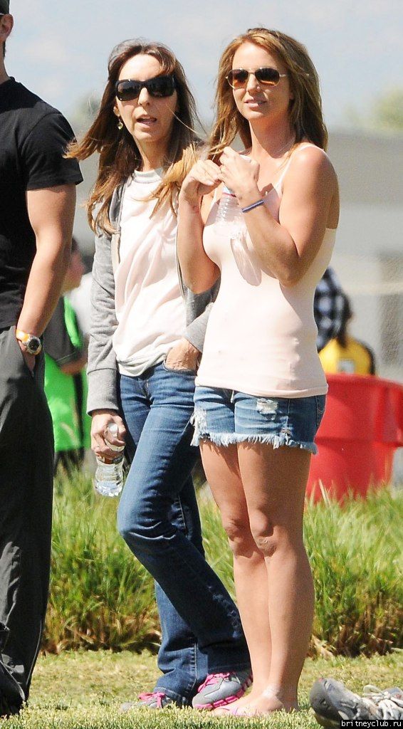 Бритни на футбольном матче Шона и Джейдена в Woodland Hills76.jpg(Бритни Спирс, Britney Spears)