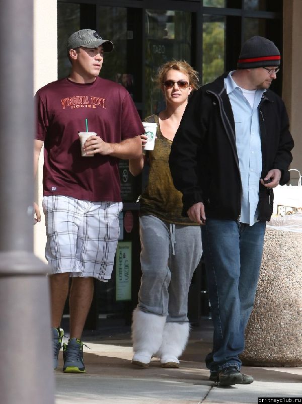 Бритни и Дэвид покидают Starbucks в Thousand Oaks 10.jpg(Бритни Спирс, Britney Spears)